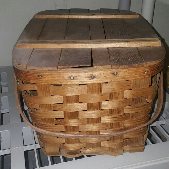 Vintage Wood Basket with lid - Picture 2 of 7